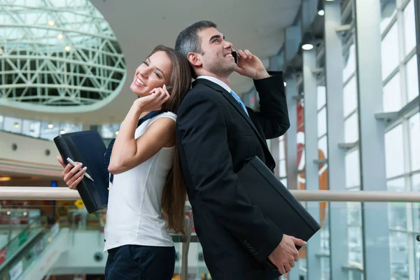 Empresários masculinos e femininos — Fotografia de Stock