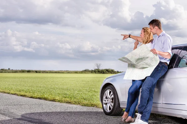 Paar mit Landkarte lehnt an Auto — Stockfoto