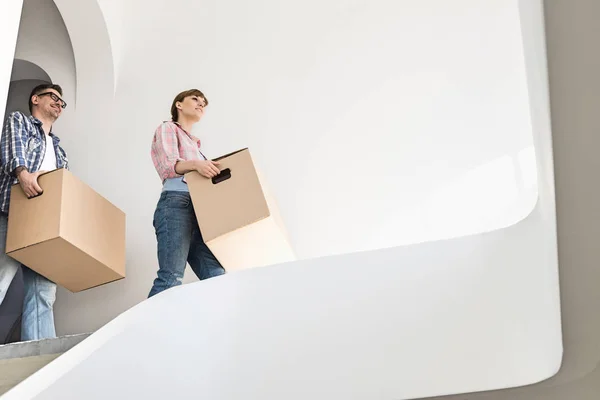 Pareja con cajas moviéndose en casa — Foto de Stock