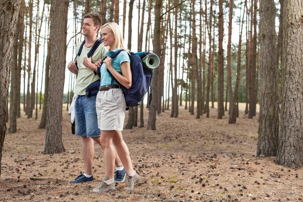 Jovem casal caminhadas na floresta — Fotografia de Stock