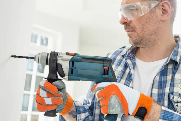 Man drilling hole in wall — Stock Photo, Image