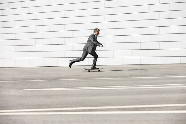 Empresário skate na rua — Fotografia de Stock