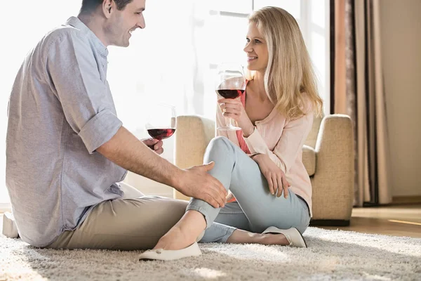 Couple amoureux buvant du vin rouge — Photo