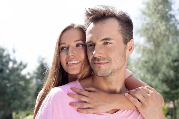 Couple looking away in park — Stock Photo, Image