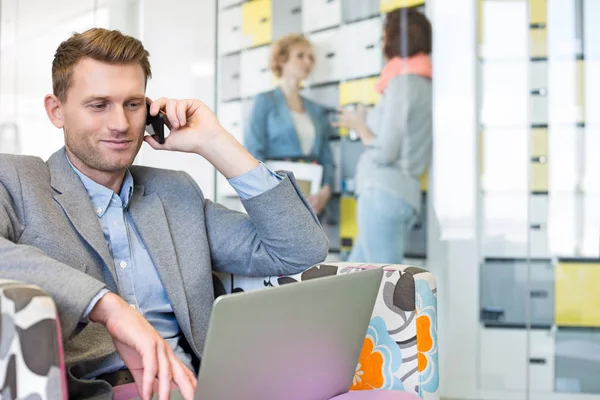 Zakenman met behulp van technologieën — Stockfoto