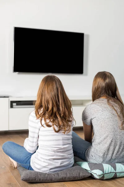 Hermanas viendo televisión en casa — Foto de Stock