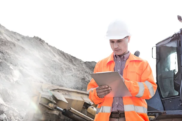 Engineer reading clipboard — Stock Photo, Image