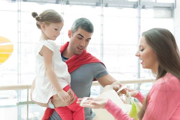 Vader en dochter kijken naar tas — Stockfoto