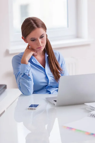 Mujer de negocios que parece aburrida — Foto de Stock