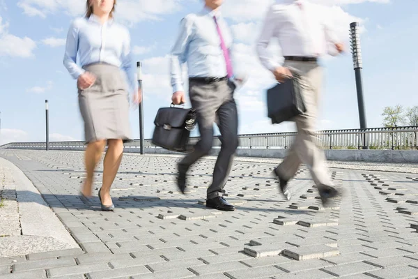 Geschäftsleute rennen auf Brücke — Stockfoto