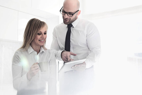 Бизнес-пара с помощью планшетного ПК