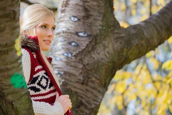 Woman in warm clothing in park — Stock Photo, Image