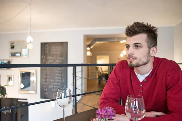 Homme réfléchi dans un café — Photo