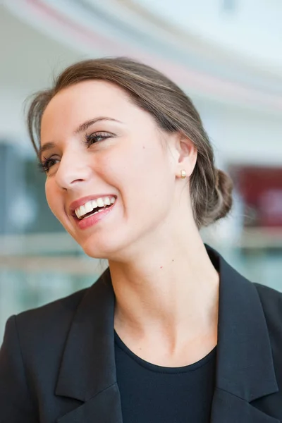 Sorrindo jovem empresária — Fotografia de Stock