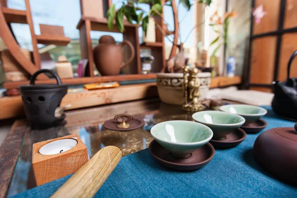 Xícaras de chá na loja de chá — Fotografia de Stock
