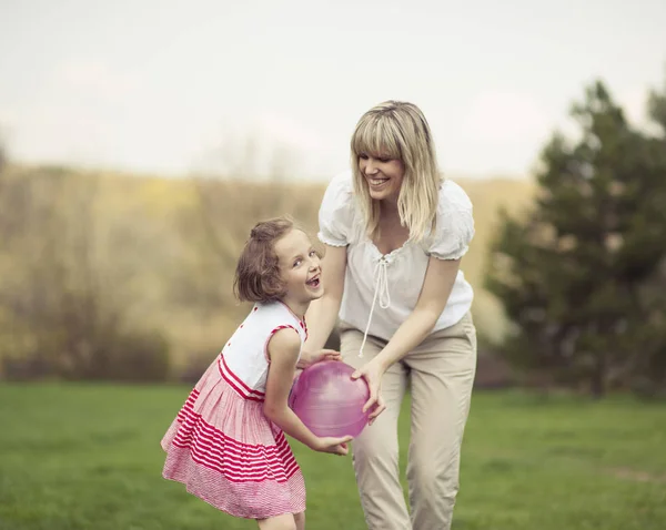 Anne ve kız ile top oynarken — Stok fotoğraf