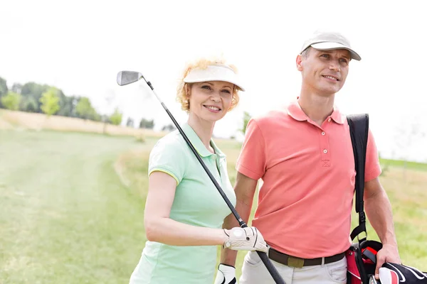 Uśmiechnięty znajomych na polu golfowym — Zdjęcie stockowe