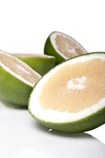 Green sliced grapefruits — Stock Photo, Image