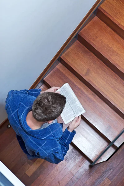 Mann liest Zeitung — Stockfoto