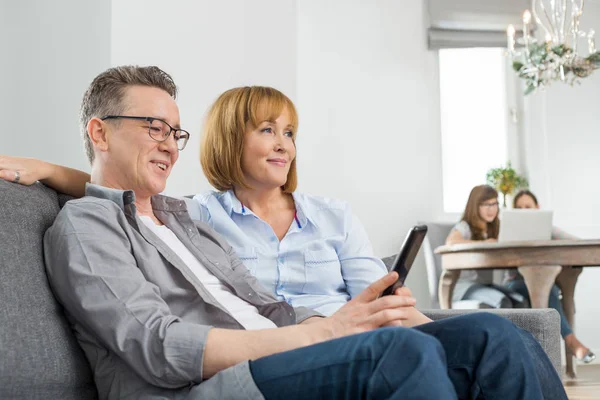 Ouders Tv kijken op de Bank — Stockfoto