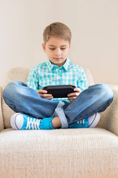 Jongen spelen van video game — Stockfoto