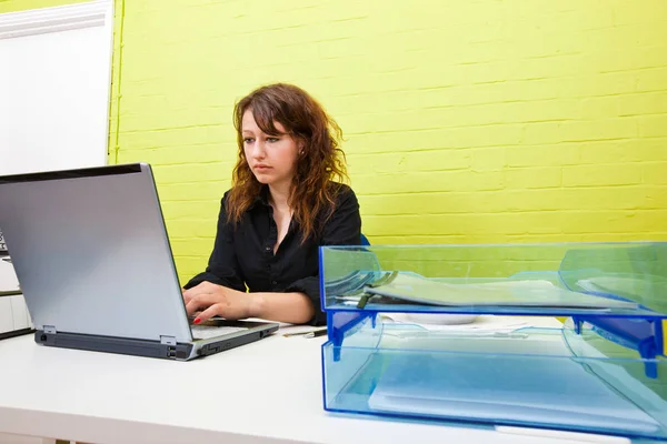 Młoda kobieta pracująca na laptopie — Zdjęcie stockowe