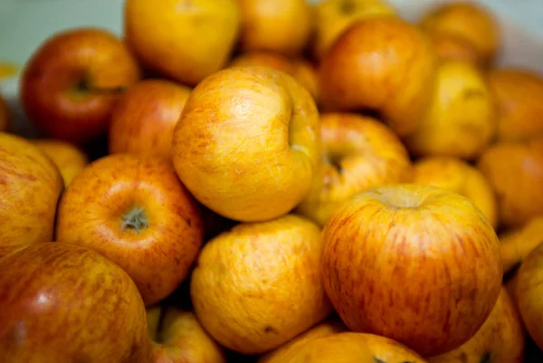 Manzanas en la tienda de comestibles — Foto de Stock