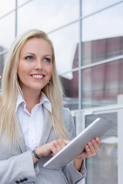 Mulher de negócios usando tablet digital — Fotografia de Stock