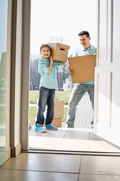 Pai e filho com caixas de papelão — Fotografia de Stock