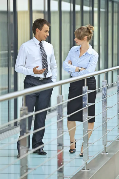 Businessman conversing with businesswoman — Stock Photo, Image