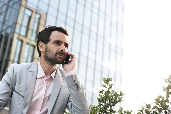 Hombre de negocios contestando teléfono móvil — Foto de Stock