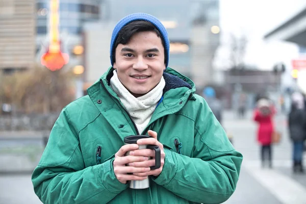 Homem em roupas de inverno sorrindo — Fotografia de Stock