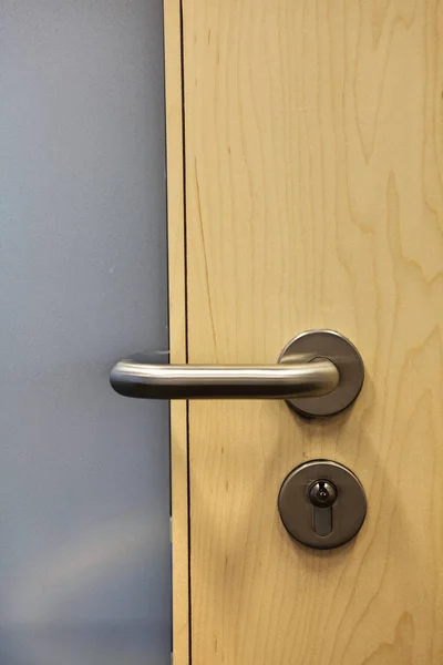 Closed door with doorknob — Stock Photo, Image