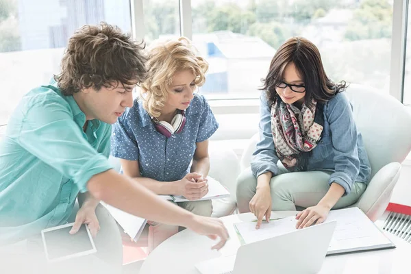 Gli imprenditori creativi discutono — Foto Stock