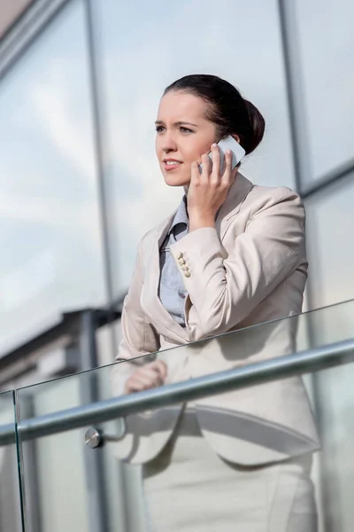 Businesswoman pomocí smartphonu — Stock fotografie