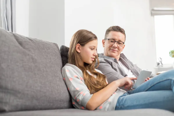 Pai e filha usando tablet digital — Fotografia de Stock