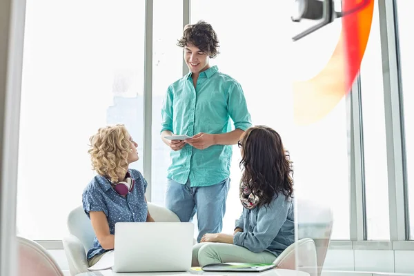 Företagare diskutera i office — Stockfoto