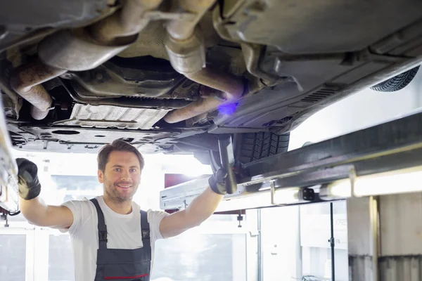Reparaturarbeiter untersucht Auto — Stockfoto