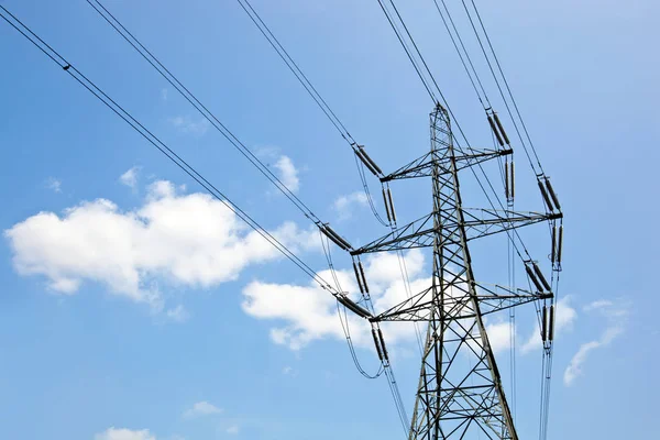 Eletricidade Pylon contra o céu — Fotografia de Stock