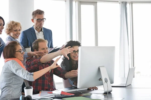 Pessoas de negócios usando o computador — Fotografia de Stock