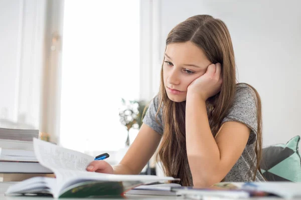 Gelangweilte Mädchen studieren — Stockfoto