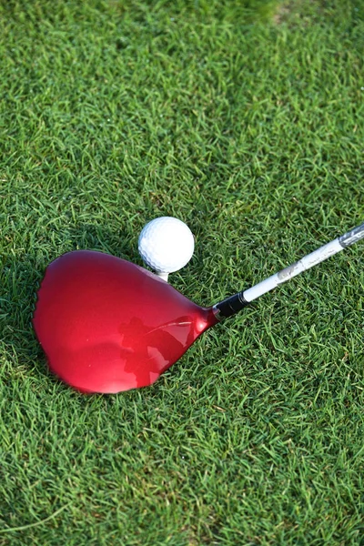 Гольф-клуб бьет мяч для гольфа — стоковое фото
