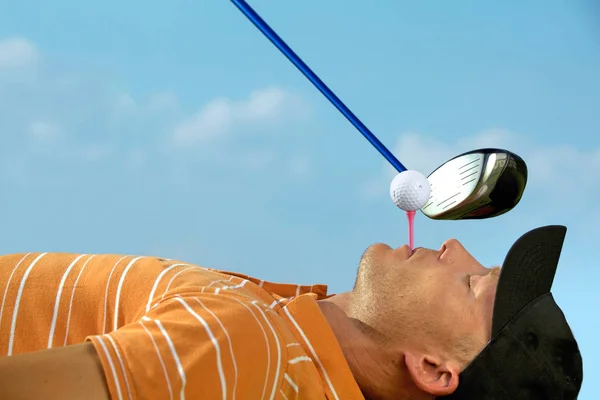 Homem equilibrando bola de golfe no tee — Fotografia de Stock