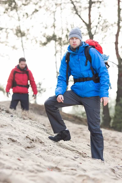 Caminhantes masculinos na floresta — Fotografia de Stock