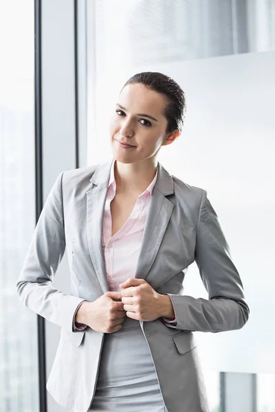 Selbstbewusste junge Geschäftsfrau im Amt — Stockfoto