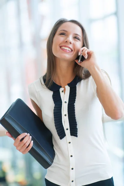 Zakenvrouw praten op mobiele telefoon — Stockfoto