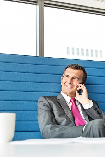 Businessman talking on cell phone — Stock Photo, Image