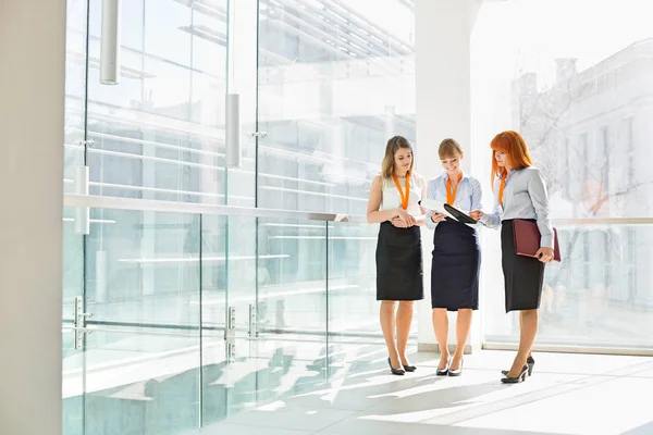 Businesswomen discussing in office — Stock Photo, Image
