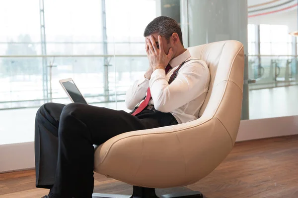 Benadrukt zakenman met laptop — Stockfoto