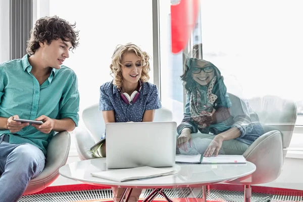 Negocios sonrientes discutiendo en la mesa — Foto de Stock